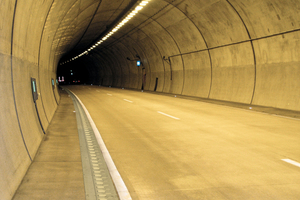  Fahrbahn im Tunnel mit eingebauter neuer Rinne 